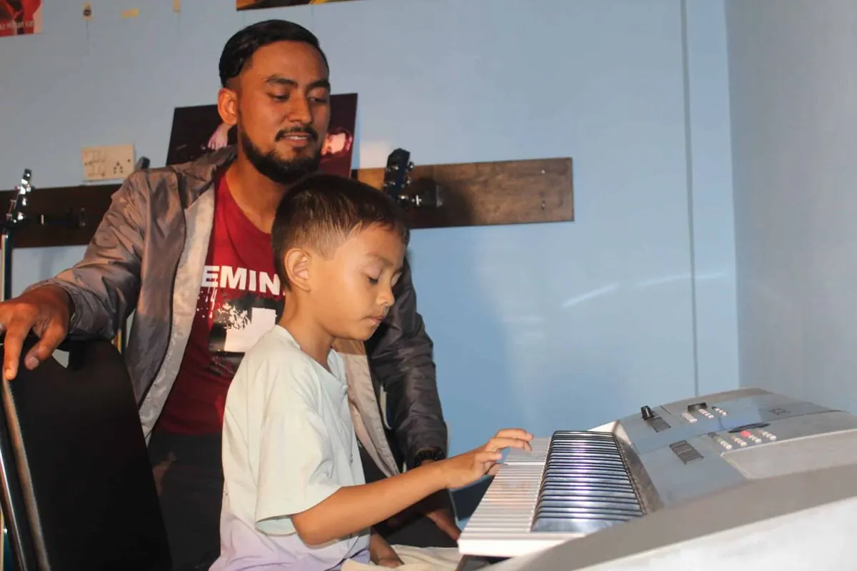 An early keyboard class at ECA Academy